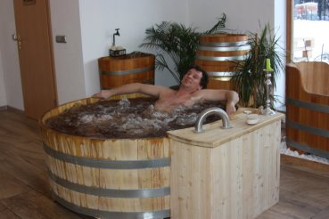 Holzwanne Holzbadewanne Badewanne aus Holz Bottich Zuber Wanne Whirl Stimmung 2 BWWin150_800.jpg